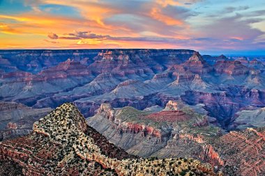 Noktada Mather, Grand Kanyon Milli Parkı, Arizona gündoğumu. Sunrise için ünlü olan bir grup, turist izlerken gündoğumu Mather noktada fotoğraf gösterir.