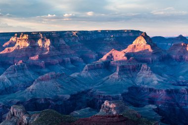 Noktada Mather, Grand Kanyon Milli Parkı, Arizona gündoğumu. Sunrise için ünlü olan bir grup, turist izlerken gündoğumu Mather noktada fotoğraf gösterir.
