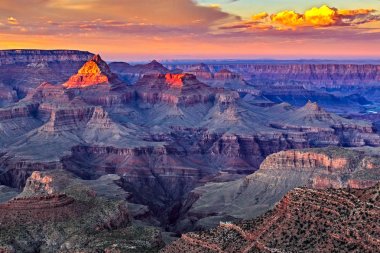 Noktada Mather, Grand Kanyon Milli Parkı, Arizona gündoğumu. Sunrise için ünlü olan bir grup, turist izlerken gündoğumu Mather noktada fotoğraf gösterir.
