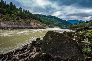 Bulutlarla kaplı dağların üzerinde British Columbia Beautiful River View