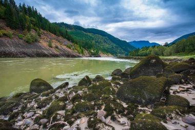 Bulutlarla kaplı dağların üzerinde British Columbia Beautiful River View