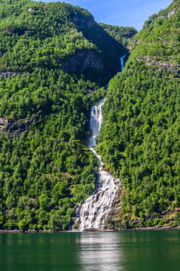 Geirangerfjord üzerinde yedi kız kardeş şelalesi, Norveç 'in Geiranger köyü yakınlarında yer almaktadır.