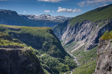 Fiyort ve dağlar ile inanılmaz doğa manzarası. Güzel bir yansıma. Yer: İskandinav Dağları, Norveç. Sanatsal resim. Güzellik dünyası. Tam özgürlük hissi