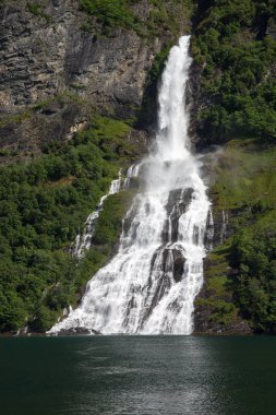 Geirangerfjord üzerinde yedi kız kardeş şelalesi, Norveç 'in Geiranger köyü yakınlarında yer almaktadır.