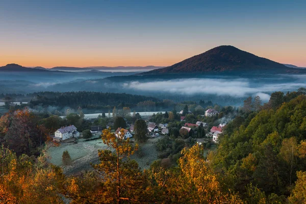 Soğuk sisli sisli sabah bir sonbahar bohem İsviçre vadi park. Hills sis, manzara Çek Cumhuriyeti ile