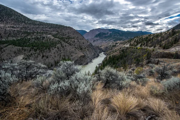 Bulutlarla Kaplı Dağların Üzerinde British Columbia Beautiful River View — Stok fotoğraf