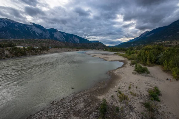 Hermosa Vista Del Río Columbia Británica Sobre Las Montañas Cubiertas — Foto de Stock