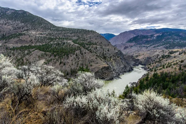 Indah River View British Columbia Atas Pegunungan Ditutupi Dengan Awan — Stok Foto