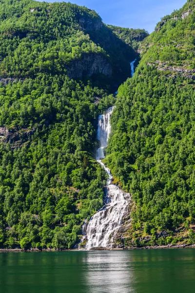 Wodospad Siedmiu Sióstr Nad Fiordem Geirangerfjord Położony Pobliżu Wioski Geiranger — Zdjęcie stockowe