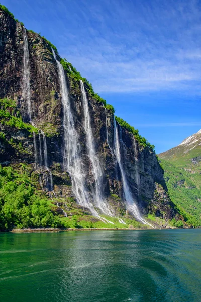 Geirangerfjord üzerinde yedi kız kardeş şelalesi, Norveç 'in Geiranger köyü yakınlarında yer almaktadır.