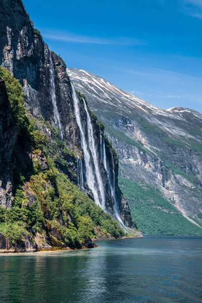 Wodospad Siedmiu Sióstr Nad Fiordem Geirangerfjord Położony Pobliżu Wioski Geiranger — Zdjęcie stockowe