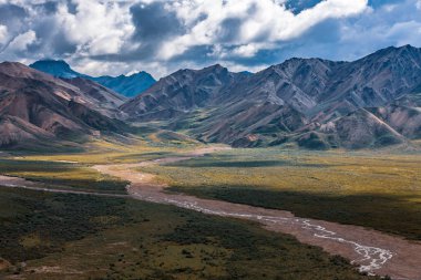 Alaska'da manzara dağının muhteşem manzarası. Doğanın tarifsiz güzelliği!