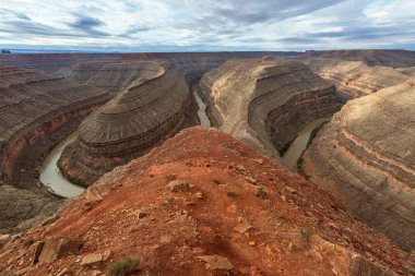 Horseshoe bend Grand Canyon Milli Parkı'nda gün batımı anı. Colorado Nehri. ünlü bakış açısı.