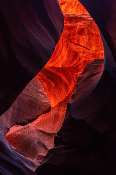 ナバホ族公園 アリゾナ州ページ近くの曲がりくねったアンテロープキャニオンの狭い壁のインテリア — ストック写真