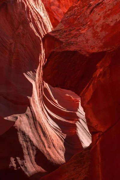 ナバホ族公園 アリゾナ州ページ近くの曲がりくねったアンテロープキャニオンの狭い壁のインテリア — ストック写真
