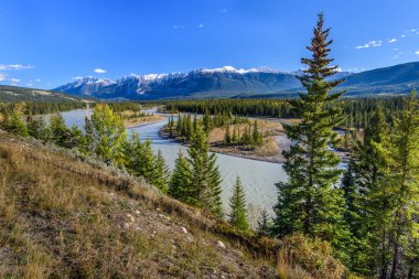 Bulutlarla kaplı dağların üzerinde British Columbia Beautiful River View