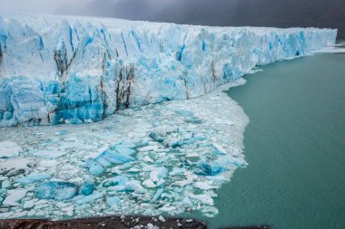 Perito Moreno Buzulu, Arjantin 'in Santa Cruz eyaletindeki Los Glaciares Ulusal Parkı' nda bulunan bir buzuldur. Arjantin Patagonya 'sındaki en önemli turistik merkezlerden biridir.