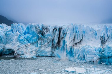 Perito Moreno Buzulu, Arjantin 'in Santa Cruz eyaletindeki Los Glaciares Ulusal Parkı' nda bulunan bir buzuldur. Arjantin Patagonya 'sındaki en önemli turistik merkezlerden biridir..