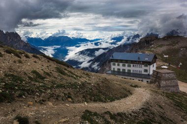 Trentino 'daki Dolomiti Dağı' ndaki manzara ormanı.
