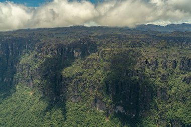 Venezuela 'daki Canaima Ulusal Parkı Dağları ve Kanyonlarının Manzarası