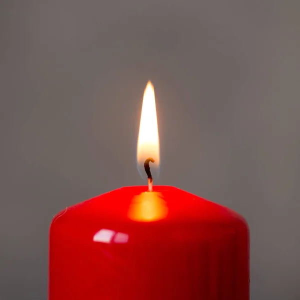 休日および祭典のための明るい赤いキャンドル — ストック写真
