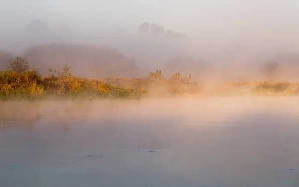 Утренний Туман Над Рекой Нежное Прикосновение Дня — стоковое фото