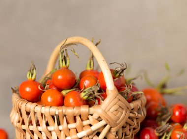 Dekoratif sepet içinde yabani gül çilek hasat