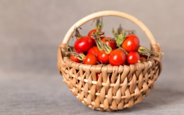 Dekoratif sepet içinde yabani gül çilek hasat