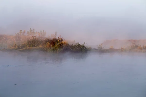 Morgennebel über dem Fluss — Stockfoto