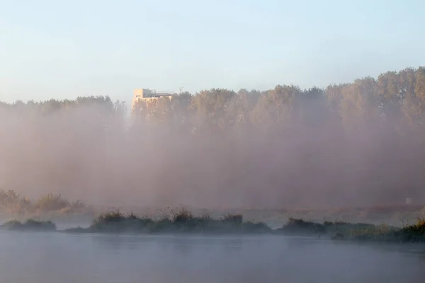 Morgondimma över floden — Stockfoto