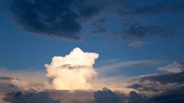 Σύννεφα ασυνήθιστων σχημάτων — Φωτογραφία Αρχείου