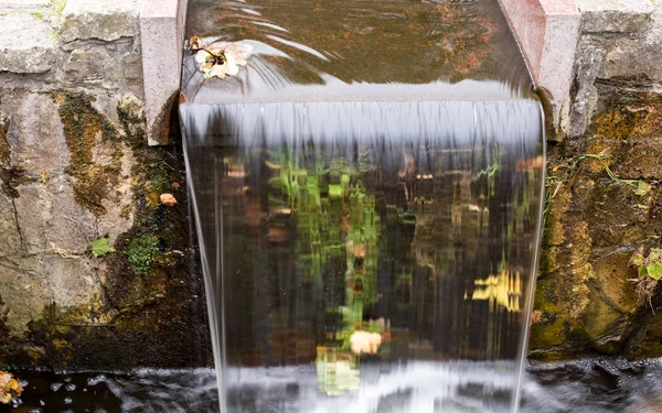Uma pequena cachoeira no parque — Fotografia de Stock