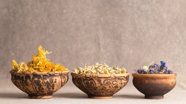 Şifalı çorba ve içecekler için kurutucu bitkiler.