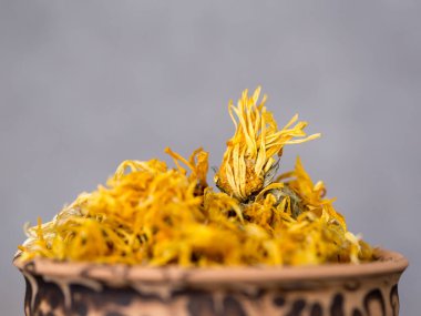 Şifalı çorba ve içecekler için kurutucu bitkiler.