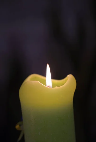 Das Feuer Einer Einsamen Kerze Frieden Und Ruhe Einem Warmen — Stockfoto