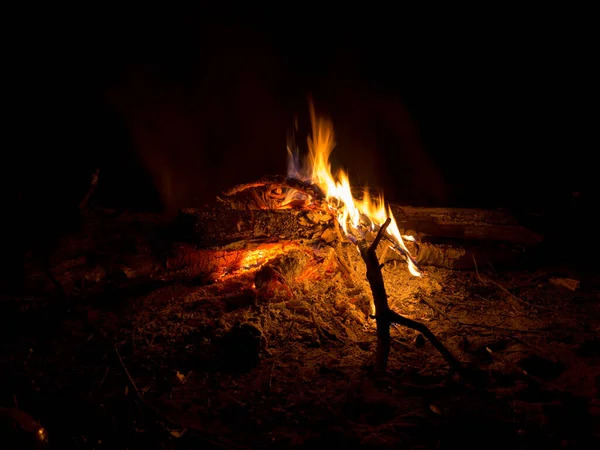 Φωτιά Της Φωτιάς Χορεύει Στη Σιωπή Της Νύχτας — Φωτογραφία Αρχείου