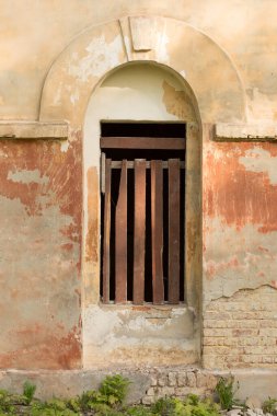 Terk edilmiş bir binada eski pencereler açılıyor