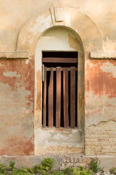 Terk edilmiş bir binada eski pencereler açılıyor