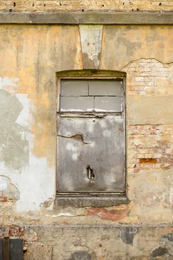 Terk edilmiş bir binada eski pencereler açılıyor