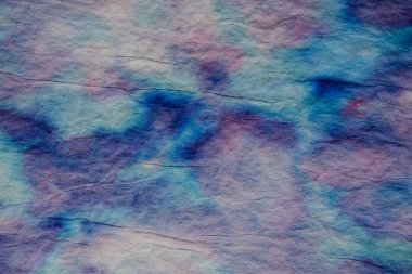 Bir ilginç el boyalı doku bazı kırışıklıkları olan kağıt parçası fotoğrafı kadar kapatın.