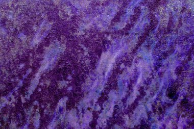 Büyük doku ile mor lekeli adam.