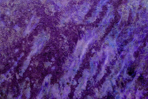 Büyük doku ile mor lekeli adam.