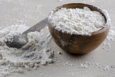 Fotoğraf içinde belgili tanımlık geçmiş vintage metal çay kaşığı Ryslampa buğday unu Kapat.