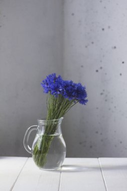 Cam sürahi beyaz rustik zemin üzerine Peygamber