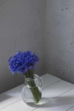 Cam sürahi beyaz rustik ahşap zemin üzerine Peygamber ile minimalist natürmort