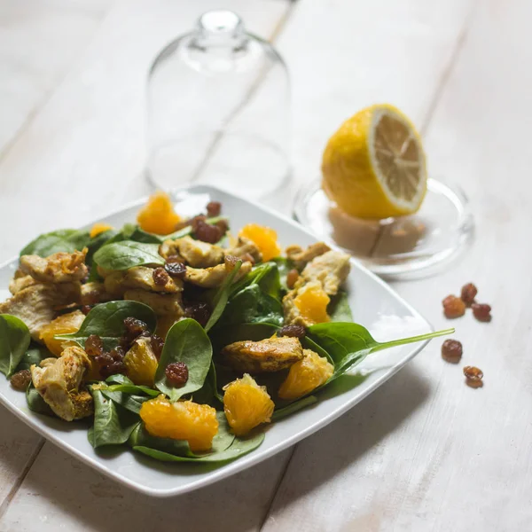 Gesunder Salat Mit Orangen Basilikum Rosinen Und Honigdressing Auf Weißem — Stockfoto