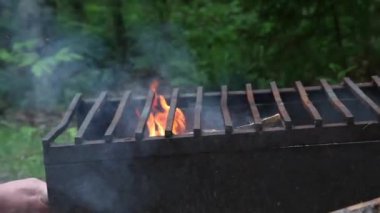 el yakacak odun ateşi koyar.