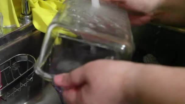 水洗时 水流过清澈的玻璃盘子和水槽中的碗 — 图库视频影像