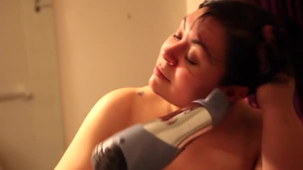 Kobieta Odwraca Jej Mokre Włosy Wokół Podczas Suszenia Łazience — Wideo stockowe