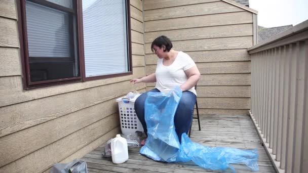 Frau Sortiert Ihr Recycling — Stockvideo